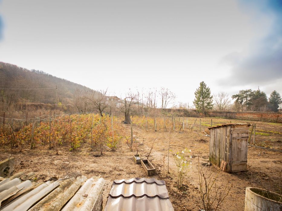 Vând casă cu teren generos 1250 m2