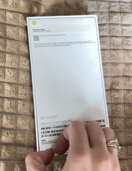 Продам 15 й айфон про мах