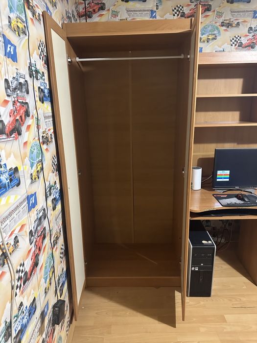 Продавам секция с гардероб