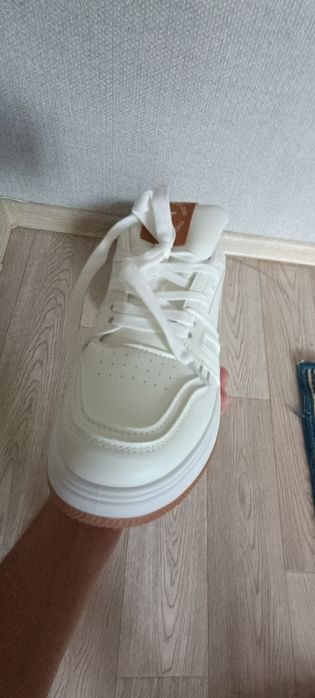 Продам Кроссовки белые