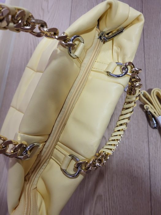 Жълта чанта с вътрешни джобове