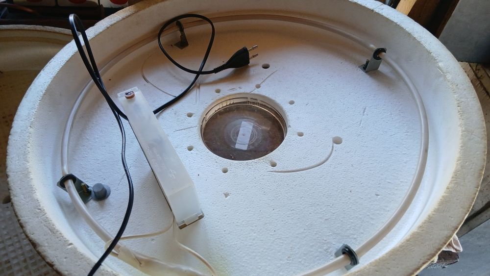 Инкубатор на 40 яиц