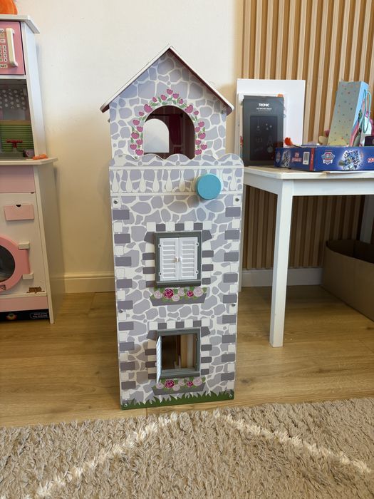 Дървена къща за кукли