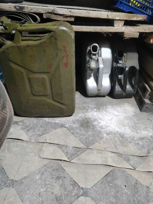 Продам канистры 20л