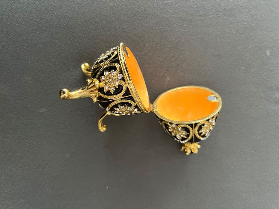 Точно копие на Яйце на Фаберже. Оригиналът се намира в Музей на Фаберже, Санкт Петербург.