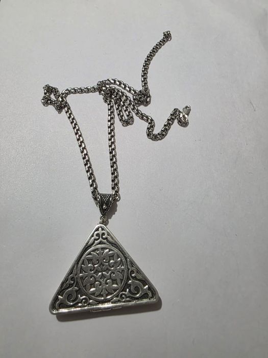 Продам серебряный кулон медальон на цепочке