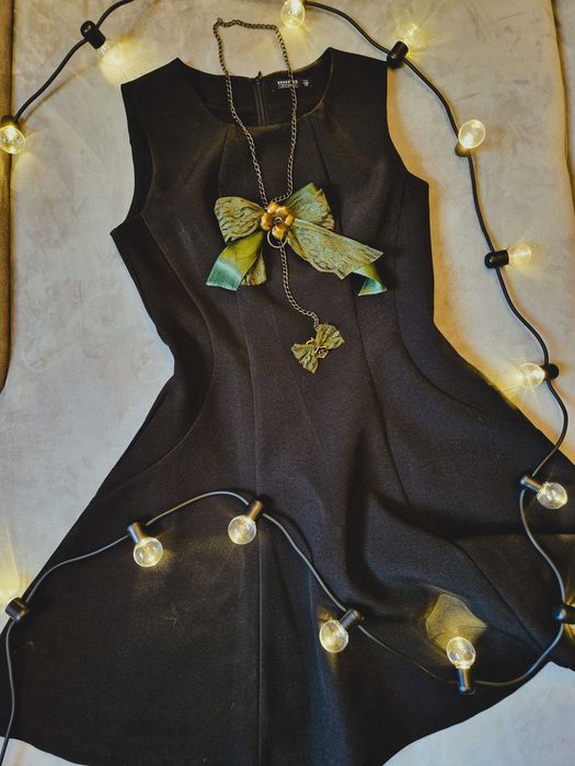 Малка черна рокля Reserved (XS) + ръчно изработено бижу