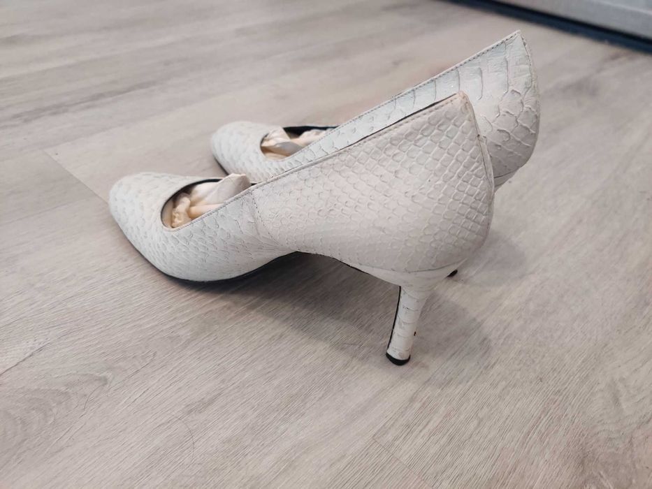 Pantofi albi din piele naturala