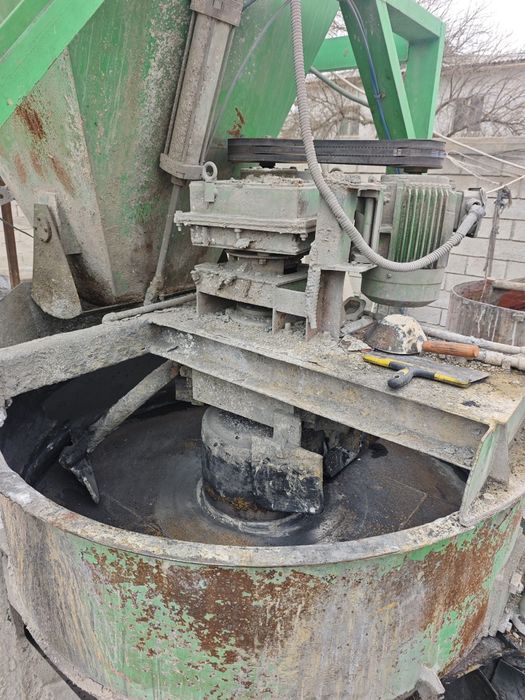 Срочно продам пресса, бетона мишалка, колунь, котел паровой, и многое!