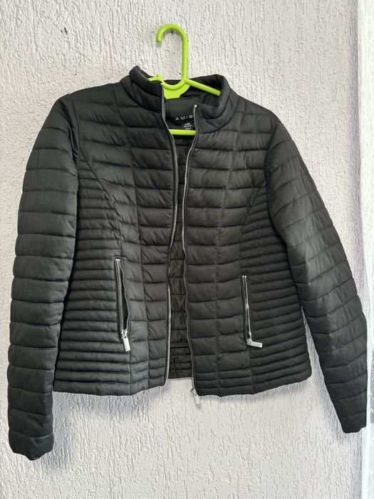 Дамско черно яке – стилно и удобно