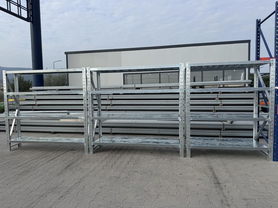 Метални стелажи с метални рафтове