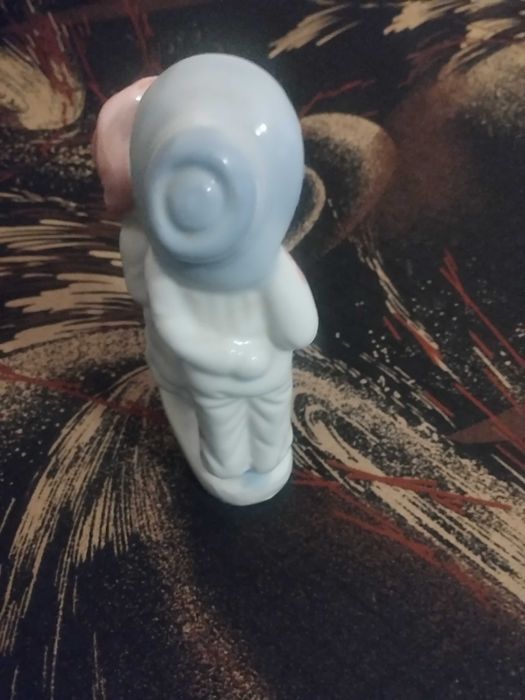 стара порцеланова фигура момиче  целува момче