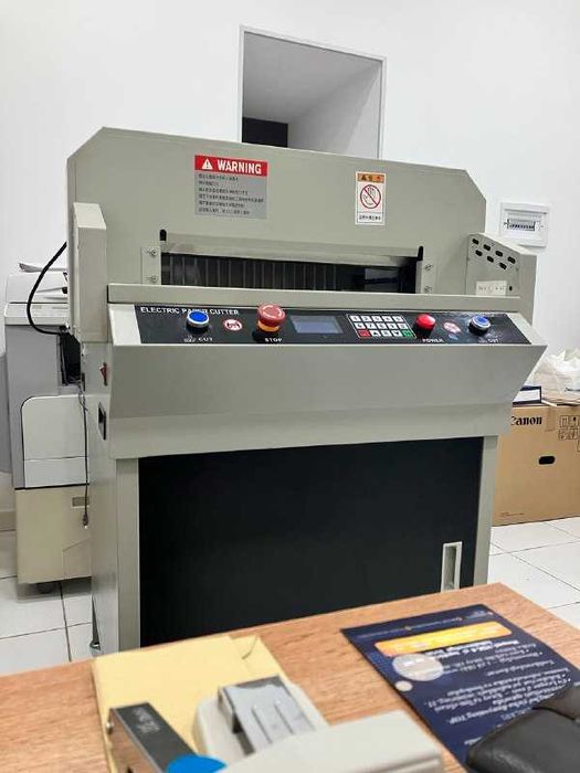 Цифровой резак для бумаги (с гидравлическим ножиком) б.у.