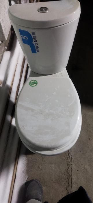 Продам унитаз с бачком
