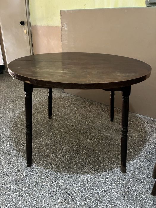 Дървена кухненска маса