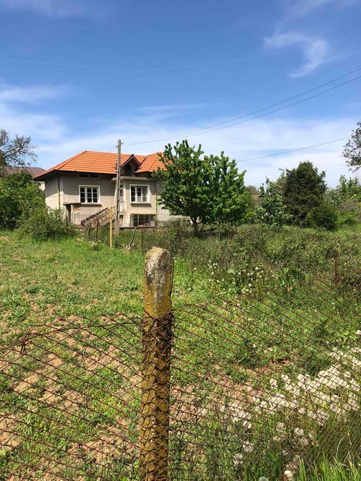 Продава къща за ремонт с нов покрив