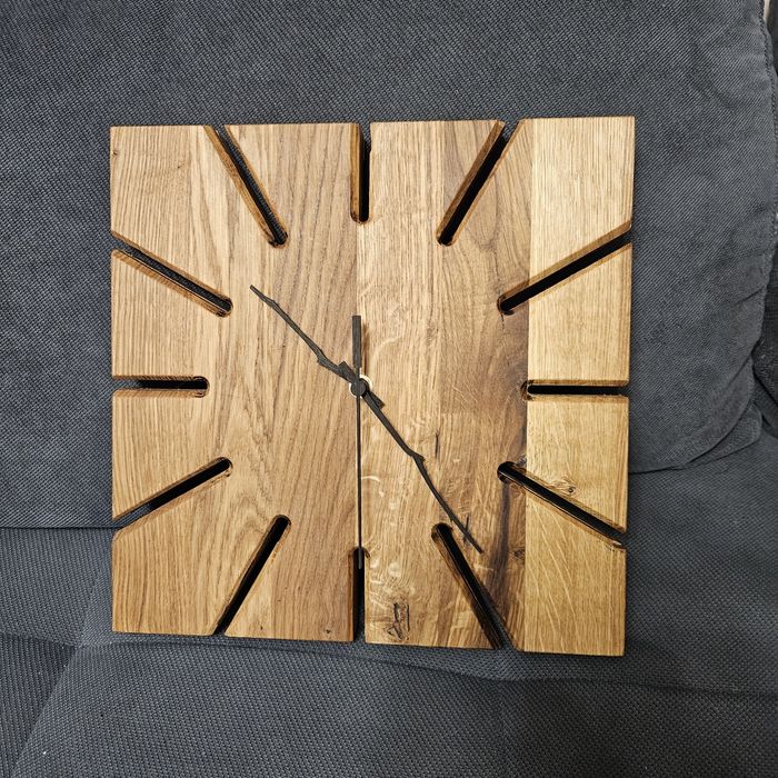 Стенен часовник от дъб