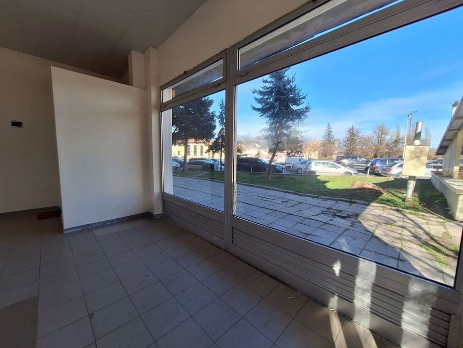 Ъглов магазин на 2 булеварда – 30 кв.м, витрини, топ поток до Сердика