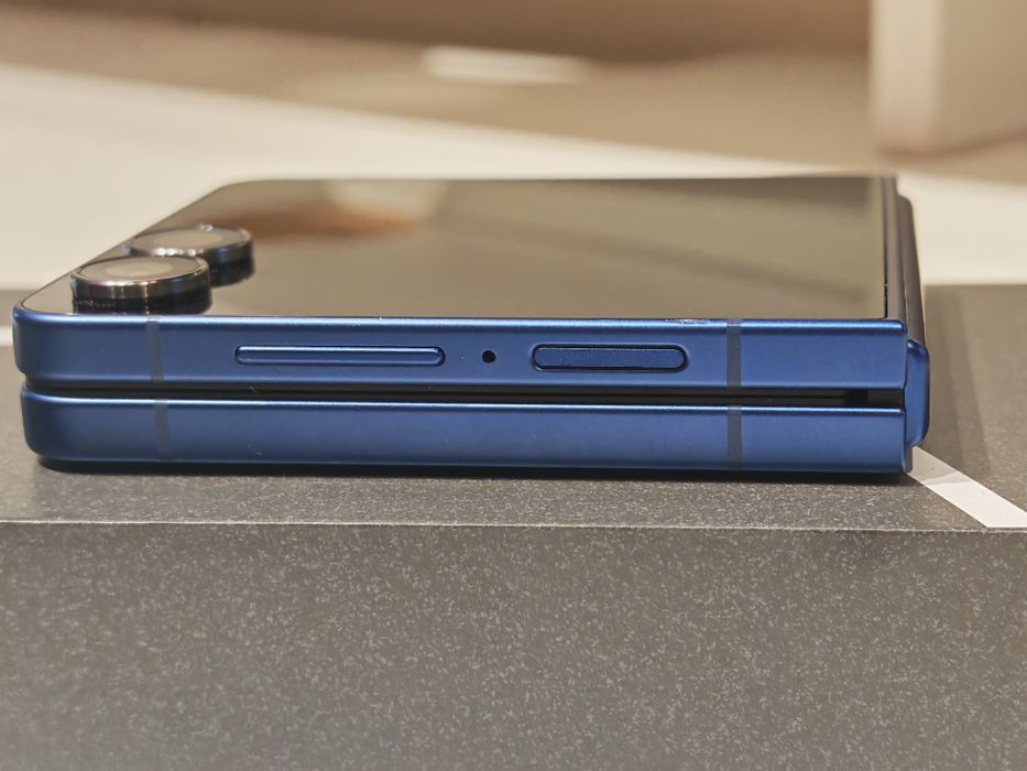 Samsung Galaxy Z Flip 7 - 512GB