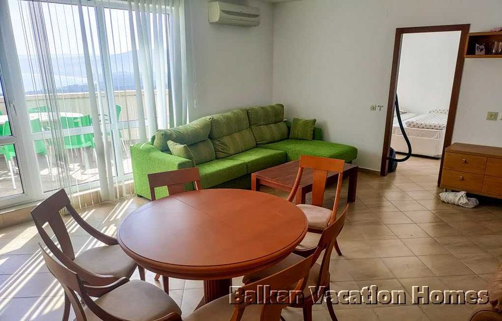 Голям тристаен апартамент с морска панорама в Бяла