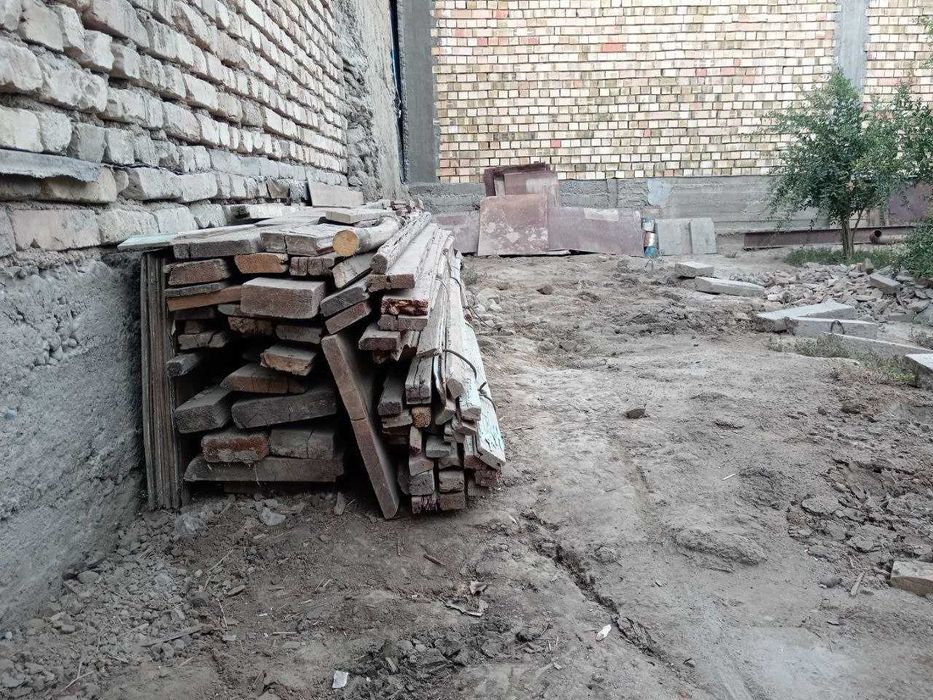 Рейки, доски, металлические трубы, водосточные трубы