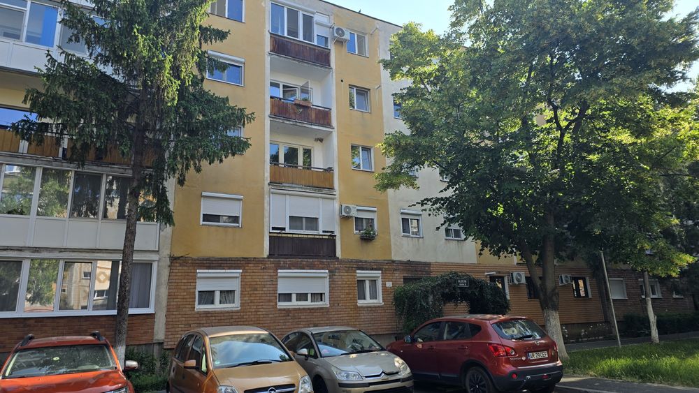 Vand apartament 3 camere,Micalaca 100,et.2