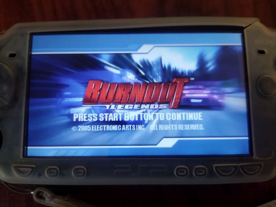 Продам портативную приставку psp 2000