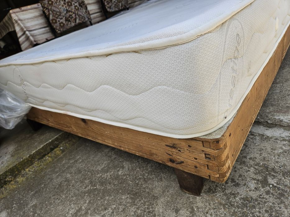 Vând saltea și suport de pat lemn 120×190