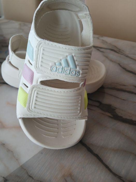 Детски сандали Adidas + 15 бр.гащички памперс размер 6