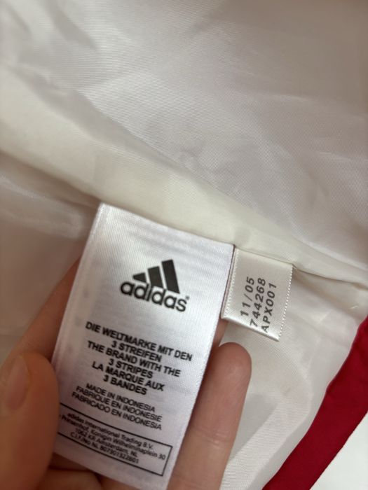 Продам куртку новую оригинал adidas