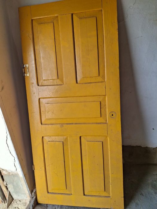 Продам прочную деревянную дверь