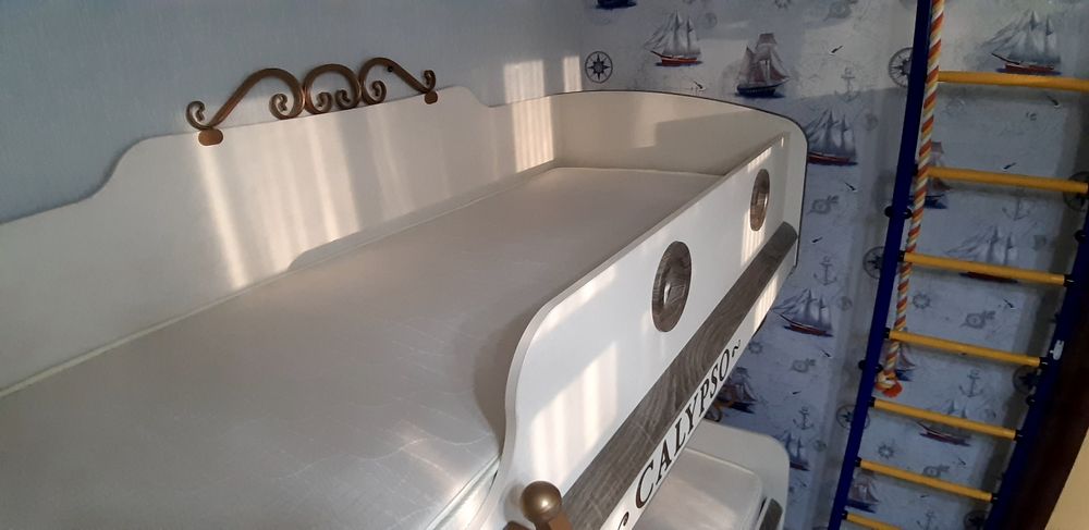 Двухярусная кровать с матрасом