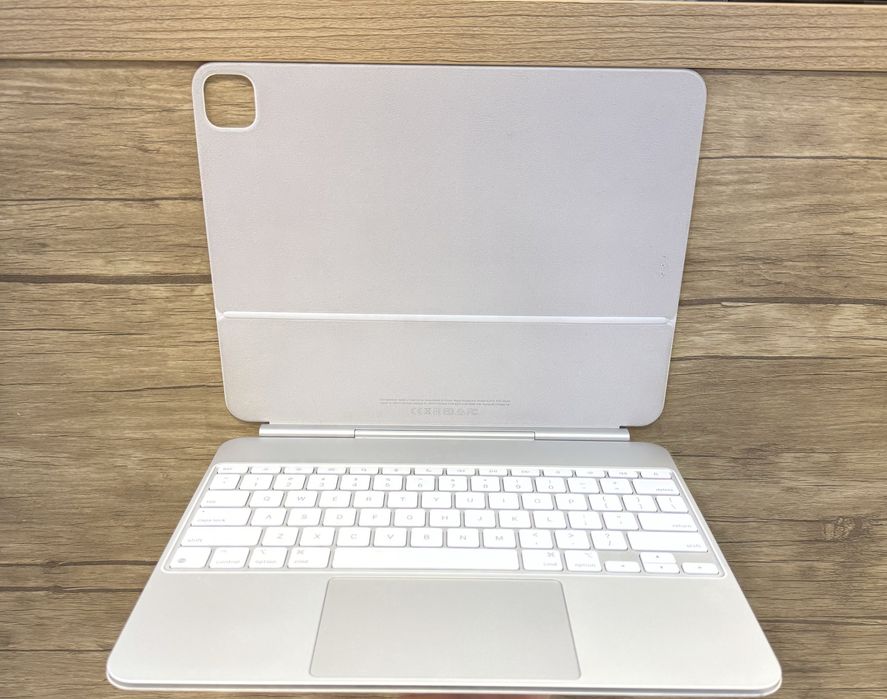 Prodam MagicKeyboard Ipad pro 13 m4