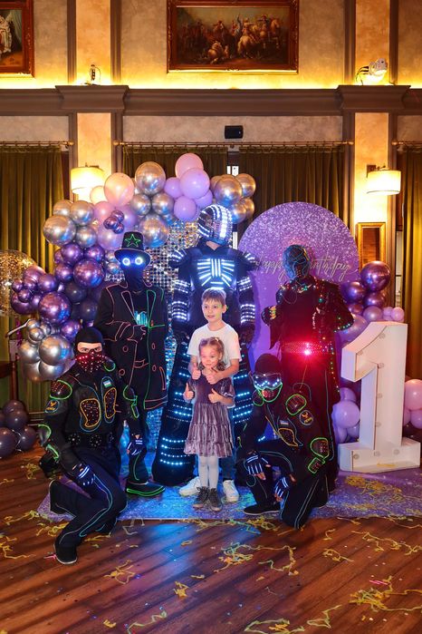 ФЕНИКС: Главное неоновое шоу столицы.