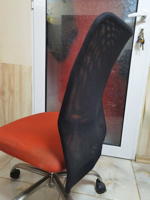 Продавам въртящ стол употребяван