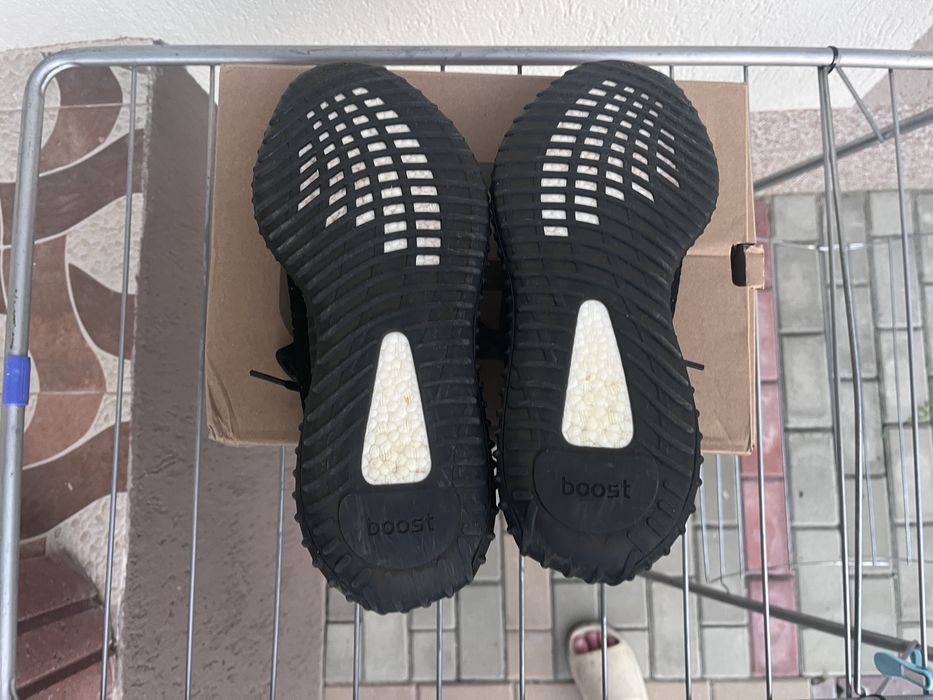 Yeezy 350 v2 oreo black and white