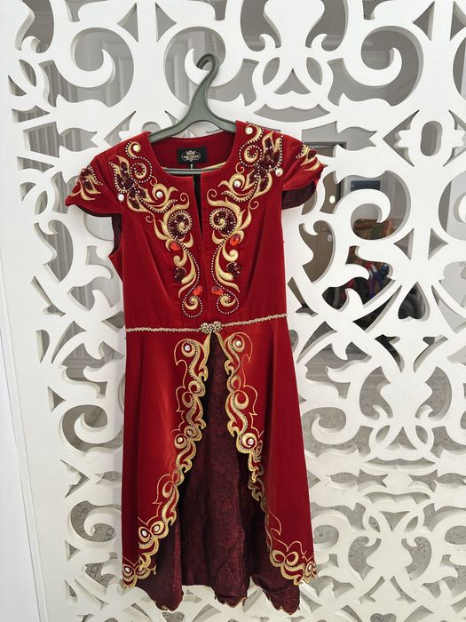 Ұлттық костьюм мен камзол сатылады.