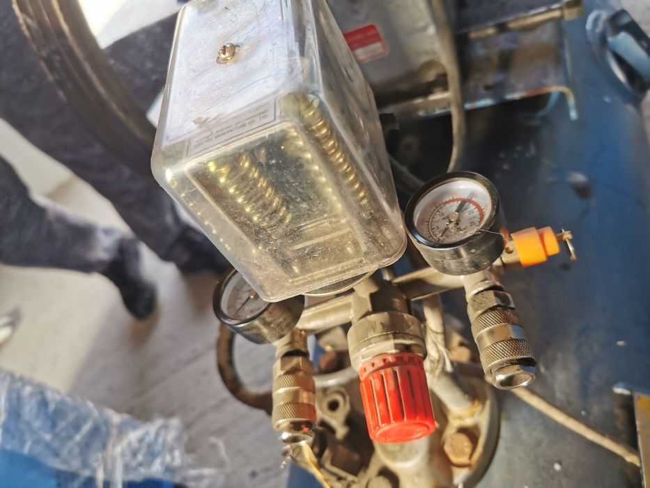 Vând compresor 300 litri