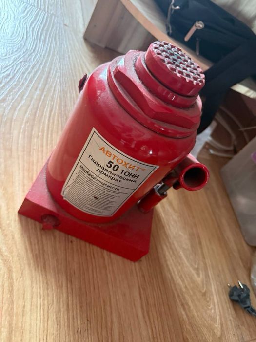 Домкрат автохит 50 тон