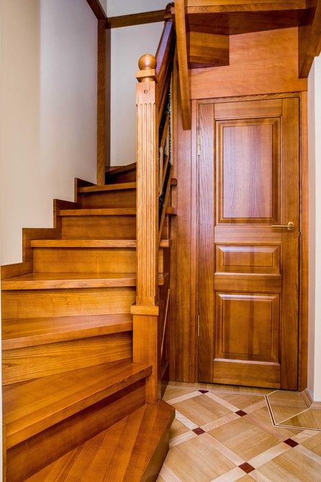 Eshik va romlar, derazalar. Окна и двери из дерева в стиле АКФА тоже