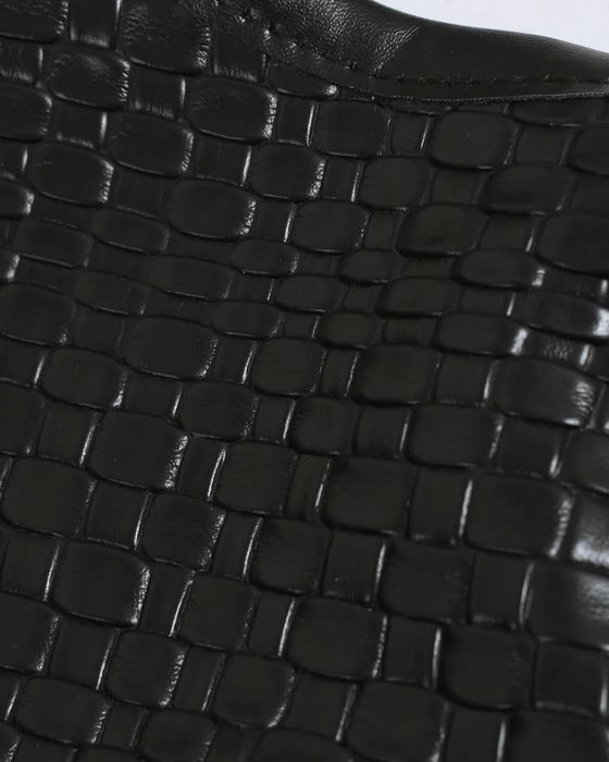 Черна дамска чанта с плетен ефект