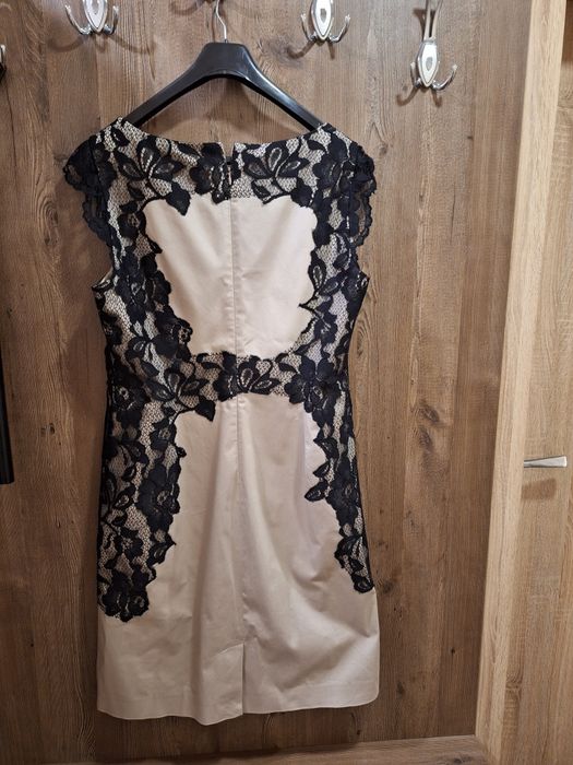 Рокля със дантела.