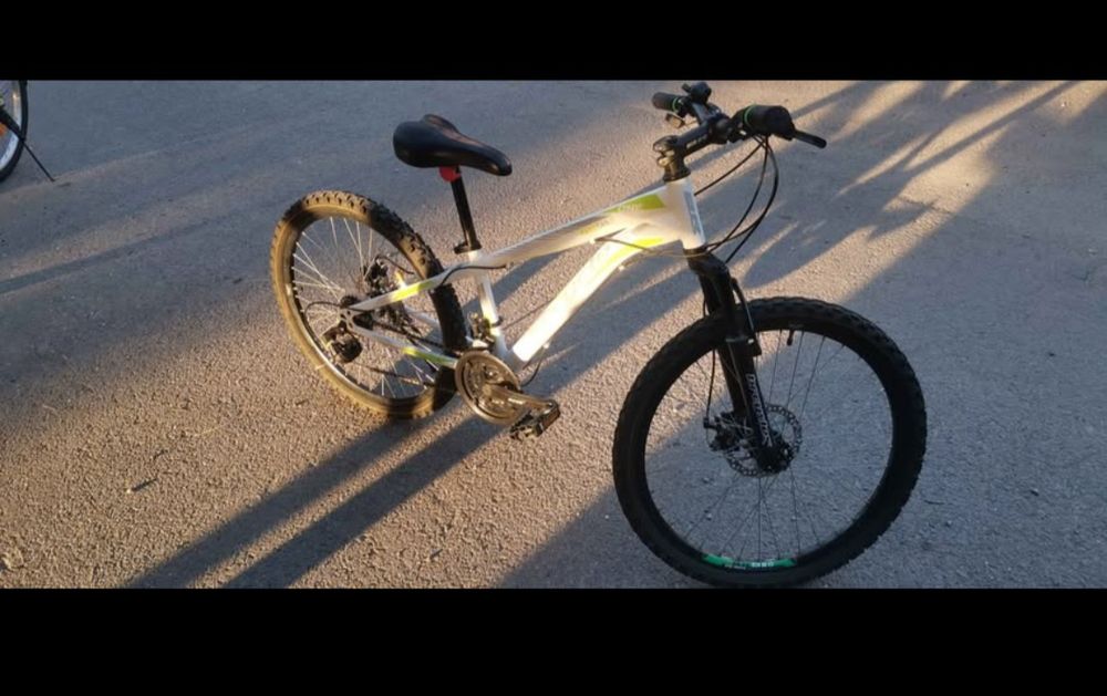 Vând bicicleta cu roți de 20"