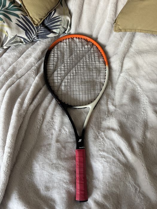 Vand racheta de tennis bullet cu husa.