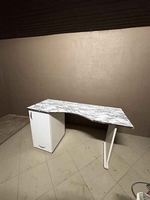 Birou, are trei rafuri in interior si cu sertar