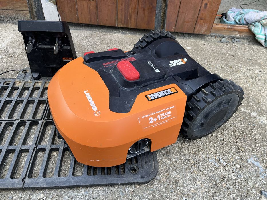 Robot tuns iarba