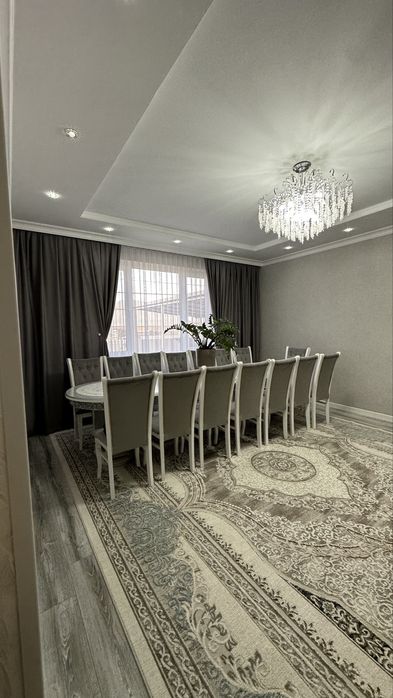 Стол с 16 стульями