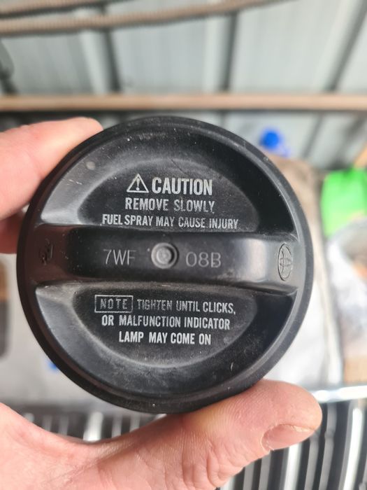 Продам крышку бака от тойоты