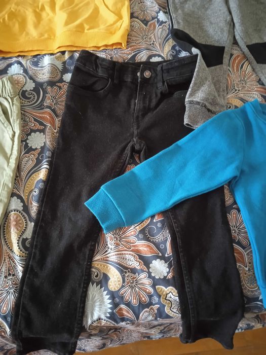 Лот детски дрехи,чорапи в подарък.