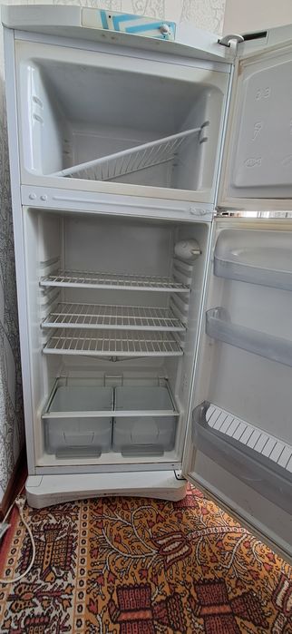 Холодильник Indesit